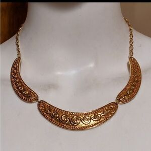 Vintage gold design curved collar necklace